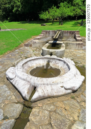 奈良文化財研究所　飛鳥資料館「酒船石遺跡　亀形石槽・船形石槽」 129007570