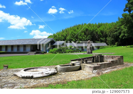 奈良文化財研究所　飛鳥資料館「酒船石遺跡　亀形石槽・船形石槽」 129007573