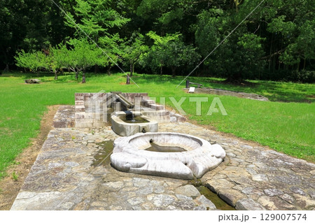 奈良文化財研究所　飛鳥資料館「酒船石遺跡　亀形石槽・船形石槽」 129007574