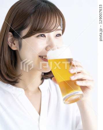 ビールを飲む若い女性　AI生成画像　 129007633