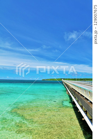 沖縄　宮古島　来間大橋からの青空と海 129007675