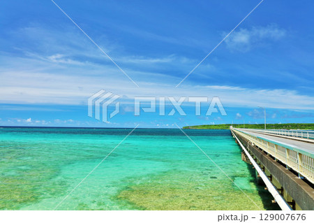 沖縄　宮古島　来間大橋からの青空と海 129007676