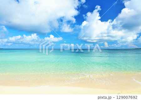 沖縄　宮古島　青空と海の砂山ビーチ 129007692