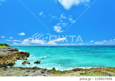 沖縄 宮古島 青空と海の風景 沖縄 宮古島 青空と海の風景 129007698