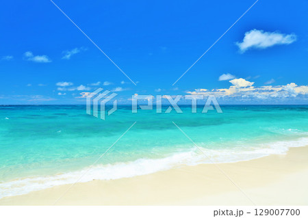 沖縄　宮古島　夏の青空と海 129007700