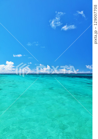 沖縄　宮古島の青空と海 129007708