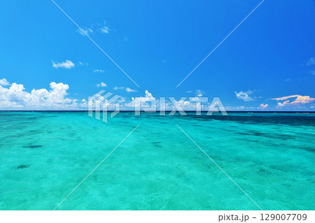 沖縄　宮古島の青空と海 129007709