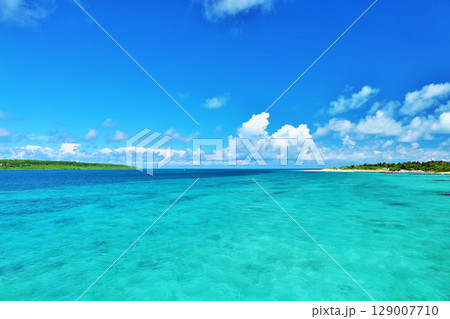 沖縄　宮古島の青空と海 129007710
