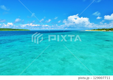 沖縄　宮古島の青空と海 129007711