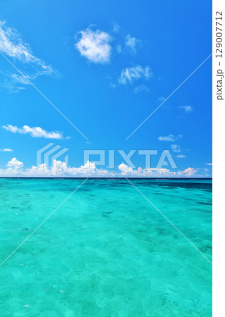 沖縄　宮古島の青空と海 129007712