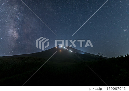富士山の林道から登山者の光跡と富士山頂にそびえたつ天の川 129007941