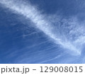 青空に浮かぶ飛行機雲 129008015