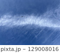 青空に浮かぶ飛行機雲 129008016