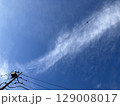 青空に浮かぶ雲 129008017