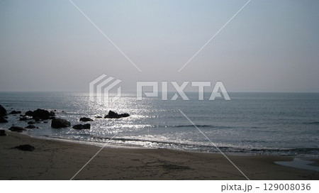 キラキラ煌めく海に浮かぶ岩礁 キラキラ煌めく海に浮かぶ岩礁 129008036