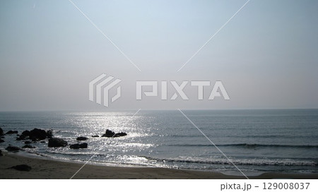 キラキラ煌めく海に浮かぶ岩礁 129008037