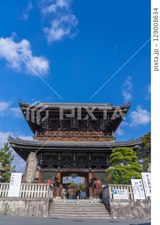 秋の京都 清凉寺(嵯峨釈迦堂)の仁王門 秋の京都 清凉寺(嵯峨釈迦堂)の仁王門 129008634