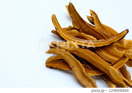 Dried slices of Ganoderma lucidum, also known as reishi mushroom, widely used in traditional medicine for its immune-boosting properties. 129008884