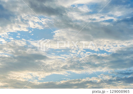6月の空　朝焼けの空に白い雲02 129008965