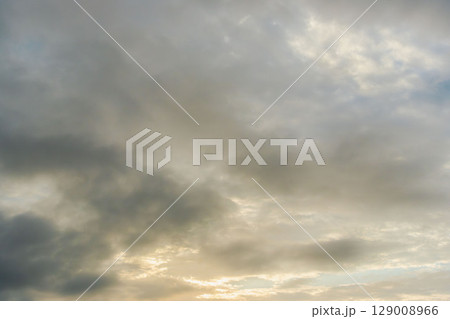6月の空 朝焼けの空に白い雲03 6月の空 朝焼けの空に白い雲03 129008966