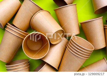 Brown paper cups, disposable glass Brown paper cups, disposable glass 129009217