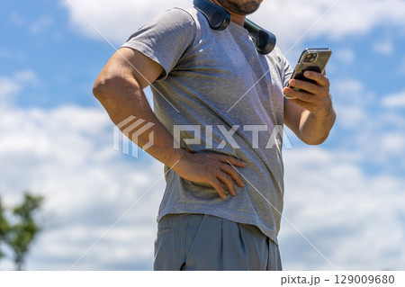 ネッククーラーをつけている男性の素材写　グレーのティーシャツを着た髭面の男性 129009680