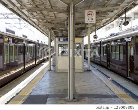 雲雀丘花屋敷駅に停車する阪急電車 雲雀丘花屋敷駅に停車する阪急電車 129009809