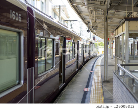 雲雀丘花屋敷駅に停車する阪急電車 129009812