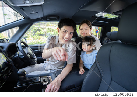 車内で微笑む幸せな家族 129009912