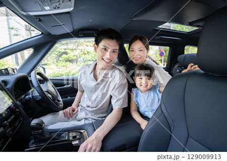 車内で微笑む幸せな家族 129009913