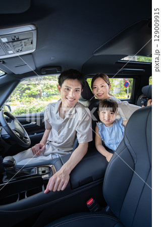 車内で微笑む幸せな家族 129009915