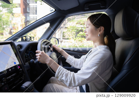 安全運転する女性ドライバー 安全運転する女性ドライバー 129009920