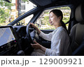 安全運転する女性ドライバー 129009921