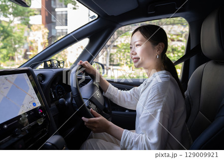 安全運転する女性ドライバー 129009921