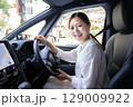 安全運転する女性ドライバー 129009922