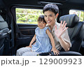 車内で笑顔の親子 129009923