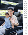 車内で笑顔の親子 129009924