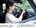 安全運転する女性ドライバー 129009925