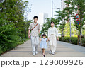 家族で散歩する休日 129009926