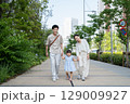 家族で散歩する休日 129009927