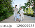 家族で散歩する休日 129009928