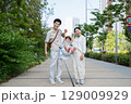 家族で散歩する休日 129009929