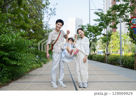 家族で散歩する休日 129009929