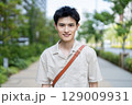 笑顔の若い男性 129009931