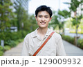 笑顔の若い男性 129009932