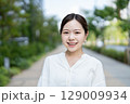 笑顔の若い女性 129009934