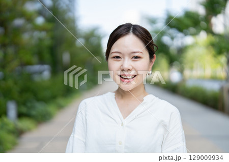 笑顔の若い女性 129009934