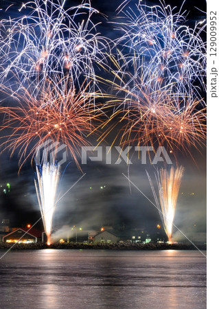 海上に咲く花火 129009952