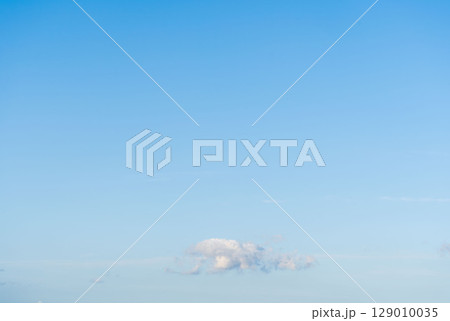 6月の空　夕方が青空と雲09 129010035