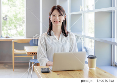 若い女性　カフェ　スマホ　コワーキング　シェアオフィス 129010138